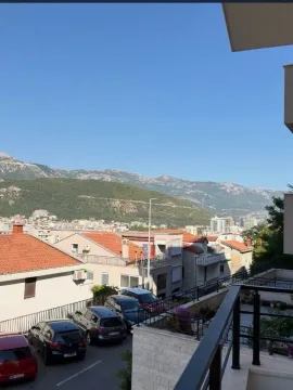 Pogled sa terase na okolne zgrade, ulicu i planine u pozadini. - image 17