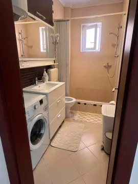 Manje kupatilo sa tuš kabinom, umivaonikom i veš mašinom. - image 6