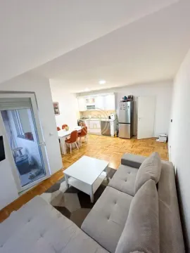 Dnevna soba povezana sa trpezarijom i kuhinjom. - image 15
