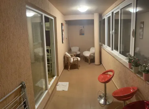 Zastakljena terasa sa garniturom za sjedenje i stolicama. - image 6