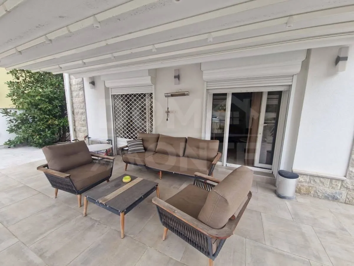 Izdavanje, dvosoban stan, 75m², Centar, Tivat