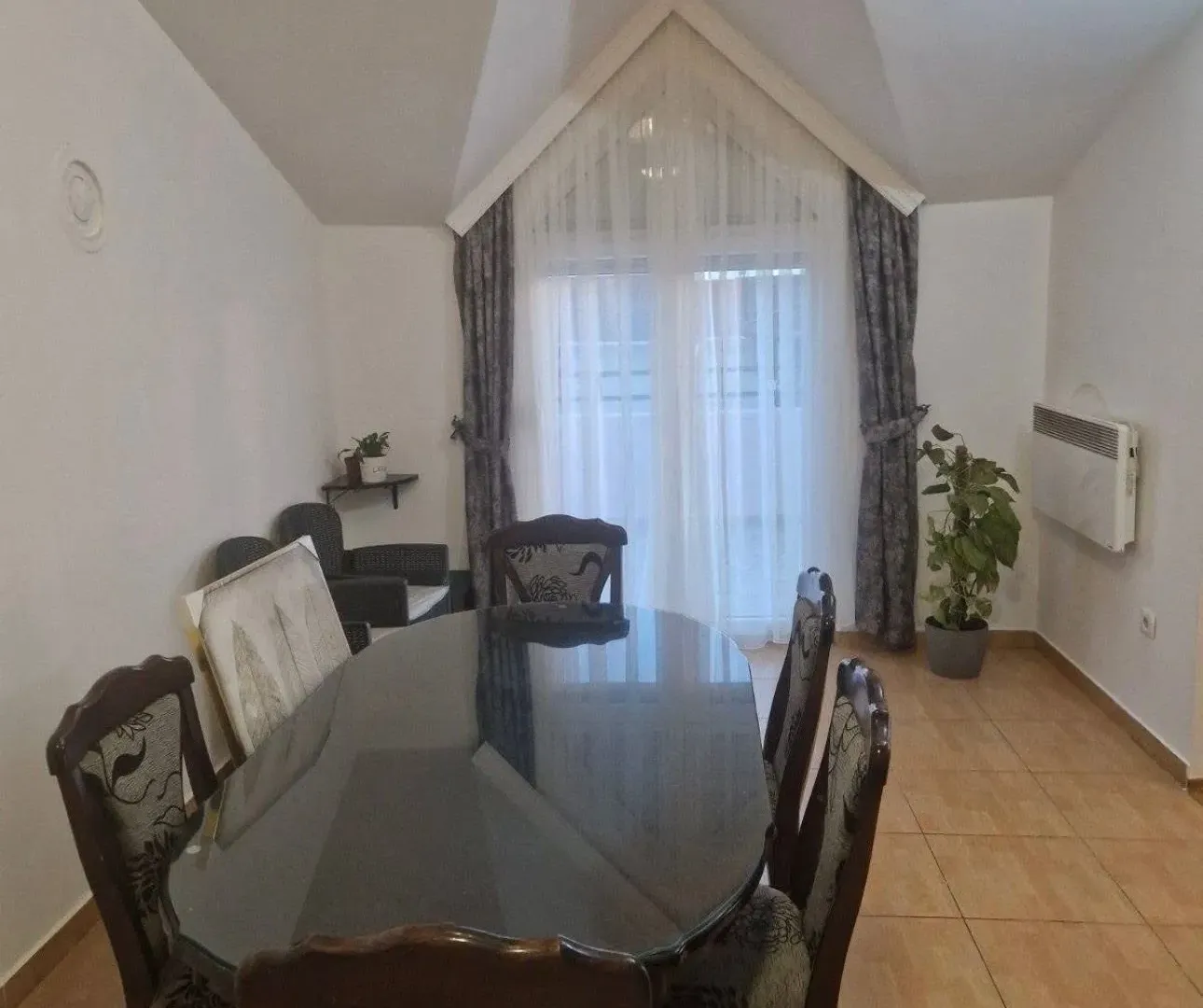 Izdavanje, dvosoban stan, 118m², Tološi, Podgorica