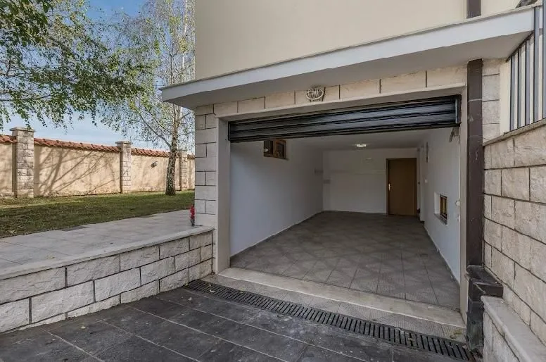 Izdavanje, kuća, 370m², Zabjelo, Podgorica