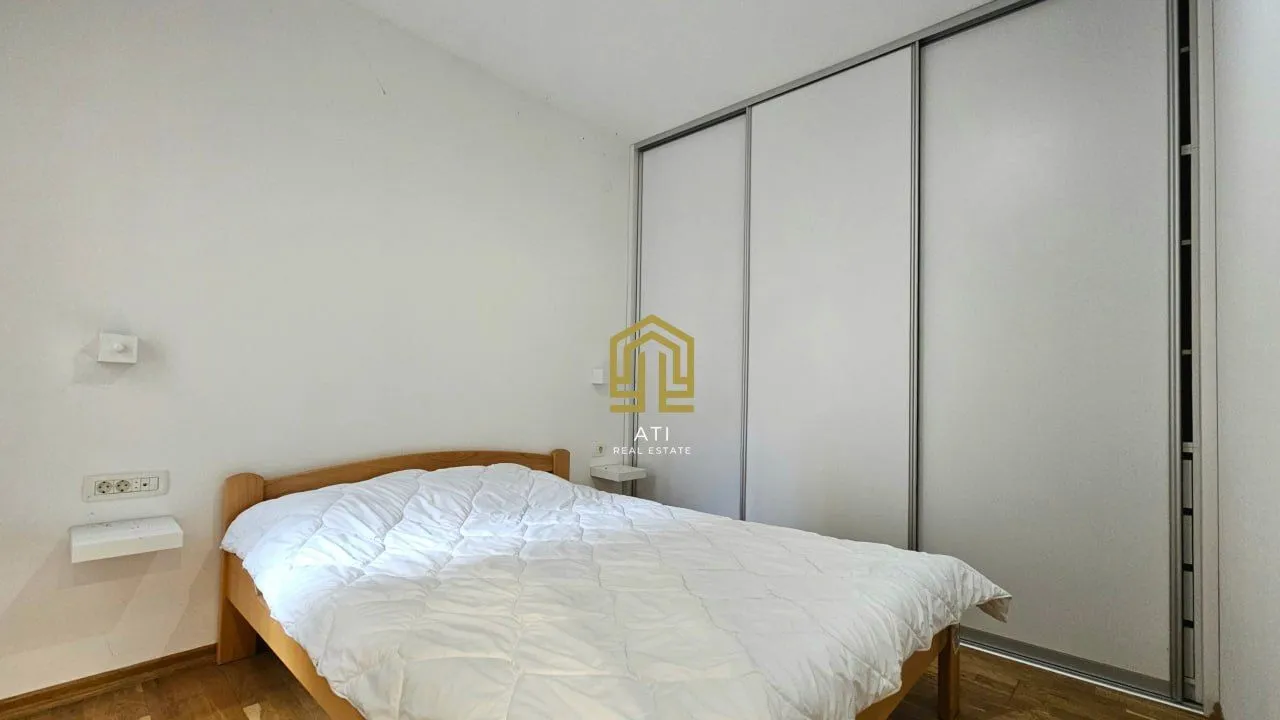 Furnished bedroom with a double bed and a built-in wardrobe.