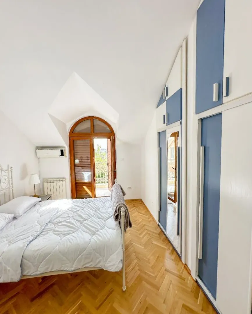 Izdavanje, kuća, 285m², Gorica C, Podgorica