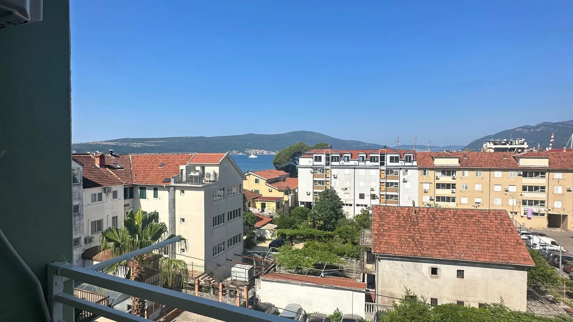Izdavanje, dvosoban stan, 70m², Centar, Tivat