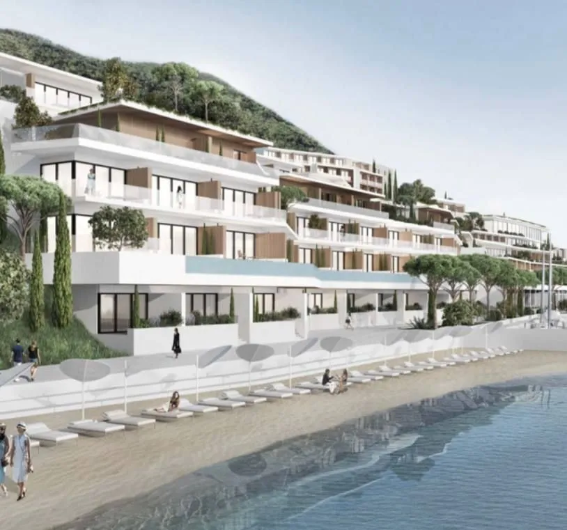 Spoljašnji izgled modernog stambenog kompleksa sa terasama i pogledom na more i plažu.
