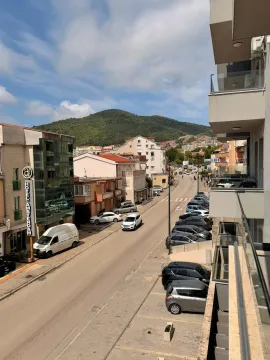 Pogled sa terase na ulicu i okolne zgrade. - image 3