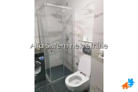 Kupatilo sa tuš kabinom, toaletom i mašinom za veš. - image 12