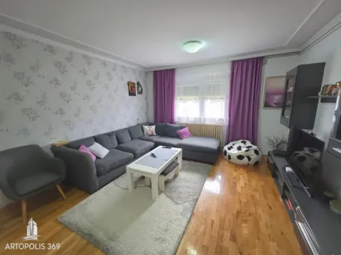 Dnevna soba sa ugaonom garniturom, stočićem i televizorom. - image 2