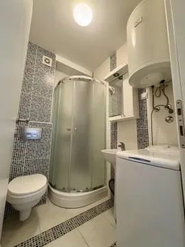 Manje kupatilo sa tuš kabinom, WC šoljom, umivaonikom i bojlerom. - image 4
