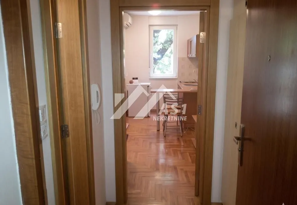 Izdavanje, stan, 24m², Bulevar Oslobodjenja, Novi Sad Sve Podlokacije