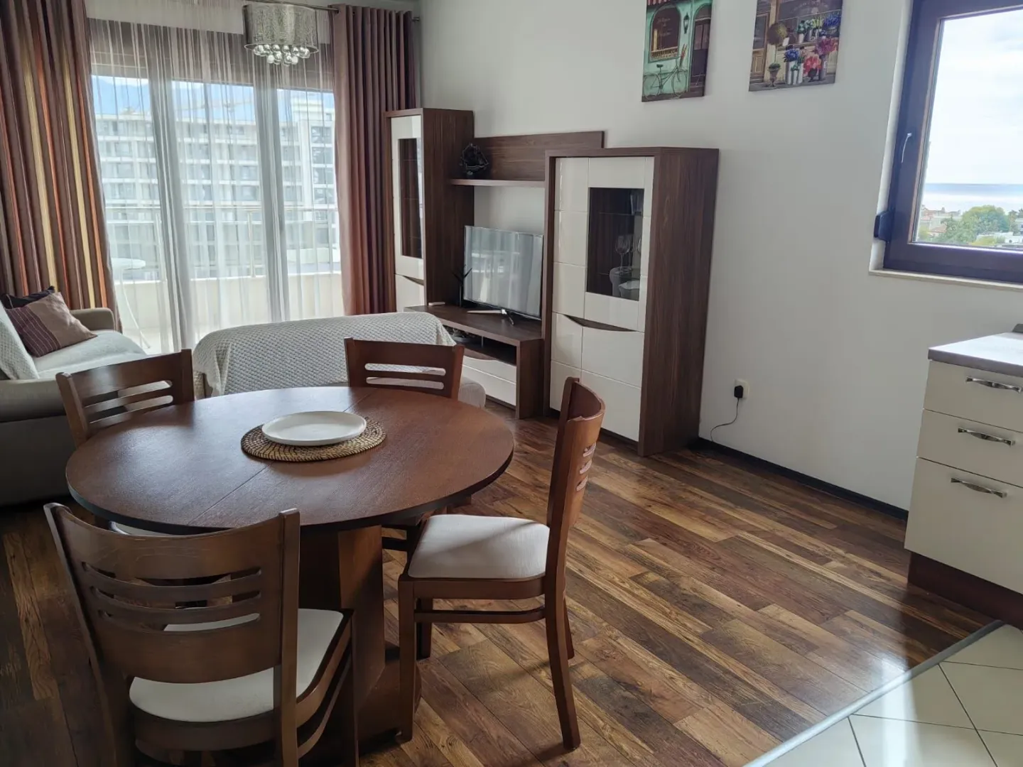 Living room with a dining table and access to the terrace.