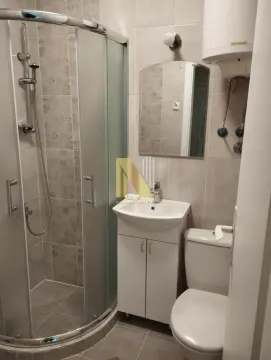 Manje kupatilo sa tuš kabinom, umivaonikom i wc šoljom. - image 4