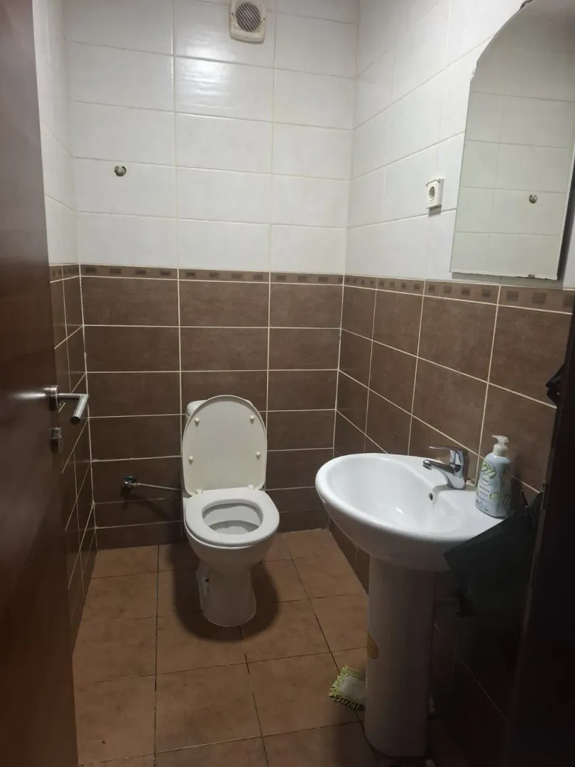Mali toalet sa lavaboom i WC šoljom.