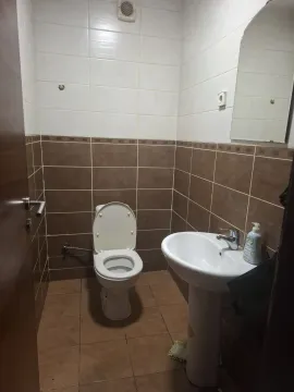 Mali toalet sa lavaboom i WC šoljom. - image 8