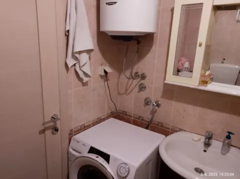 Manje kupatilo sa lavaboom, veš mašinom i bojlerom. - image 9