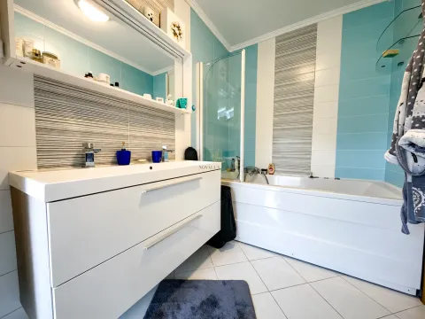 Moderne kupatilo sa bijelim lavaboom, kadom i plavim pločicama. - image 10