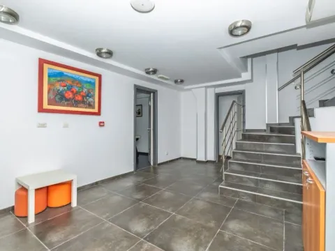 Prodaja, poslovni prostor, 327m², Blok 5, Podgorica - image 9