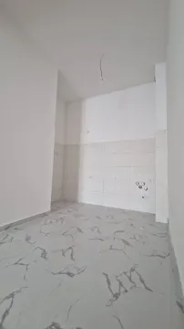 Nenameštena prostorija sa pločicama na podu i zidovima. - image 8
