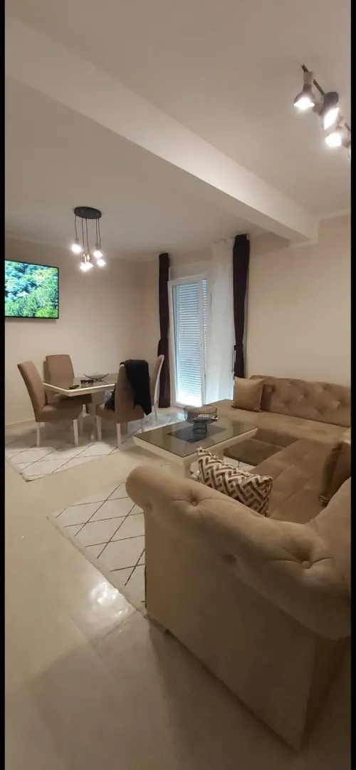 Prostrana dnevna soba sa garniturom i trpezarijskim dijelom.
