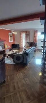 Dnevna soba sa garniturom i drvenim podom. - image 7