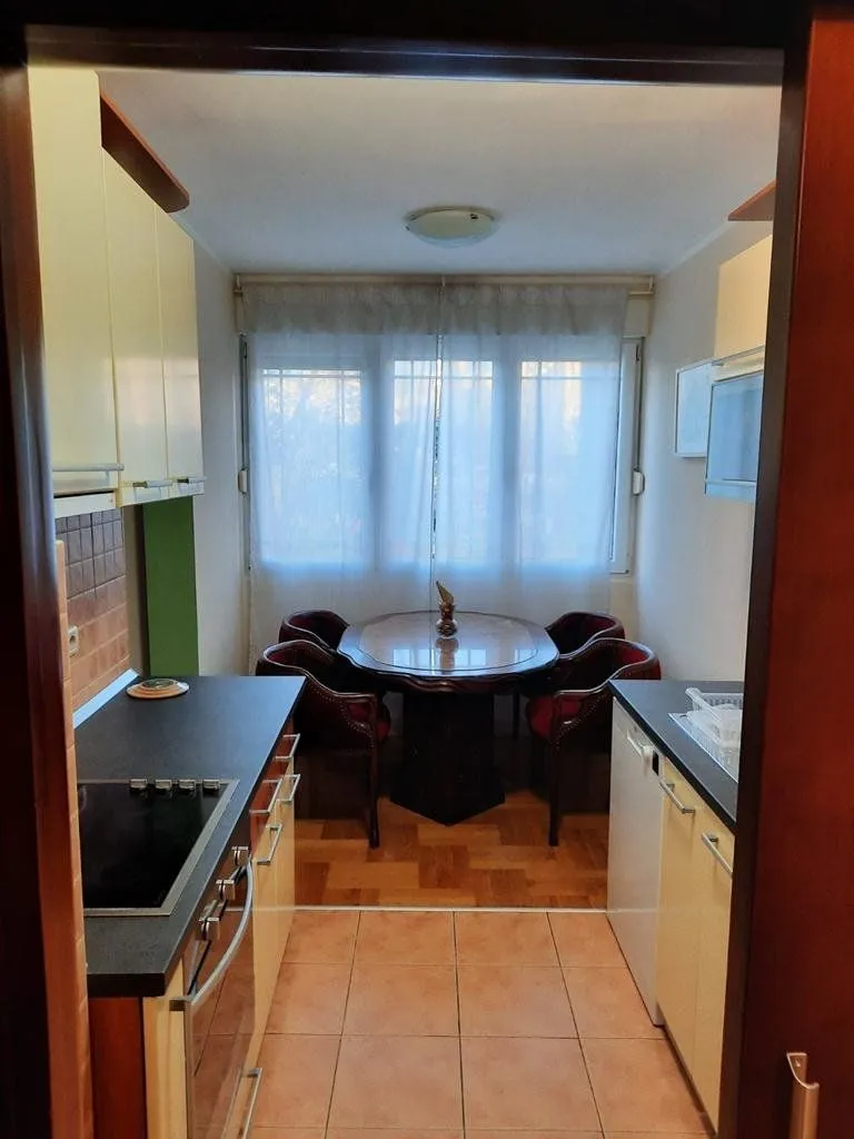 Izdavanje, dvosoban stan, 70m², Centar, Podgorica