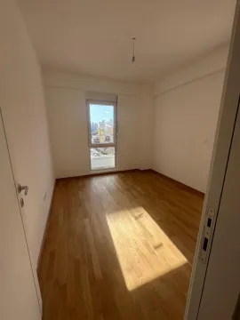 Prazna soba sa drvenim podom i prozorom koji gleda na spoljašnjost. - image 8
