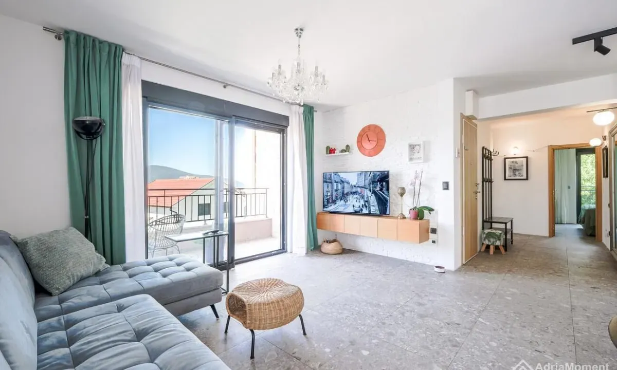 Prodaja, trosoban stan, 77m², Centar, Tivat