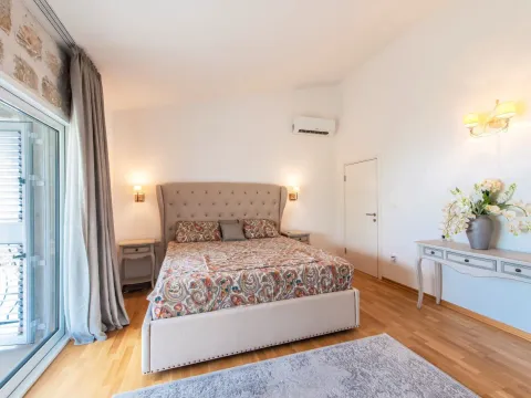 Rent, house, 350m², Budva, Crna Gora - image 21