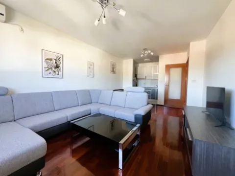 Izdavanje, trosoban stan, 75m², Stari Aerodrom, Podgorica - image 11