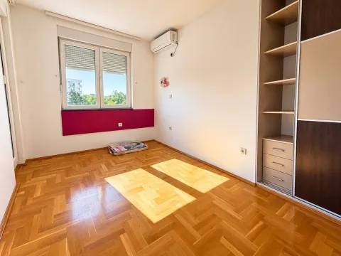 Prazna soba sa parketom, ugrađenim plakarom i klima-uređajem. - image 6