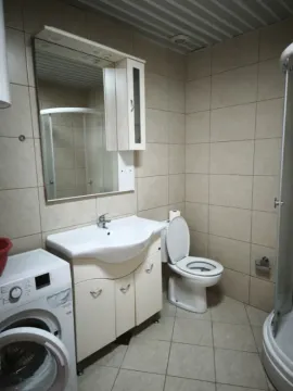 Kupatilo opremljeno umivaonikom, wc šoljom, tuš kabinom i mašinom za veš. - image 7