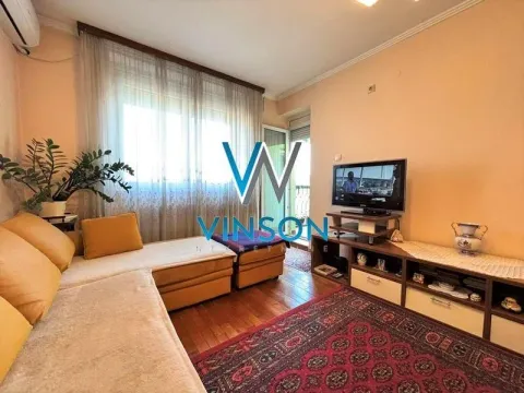 Dnevna soba sa garniturom, televizorom i izlazom na terasu. - image 8