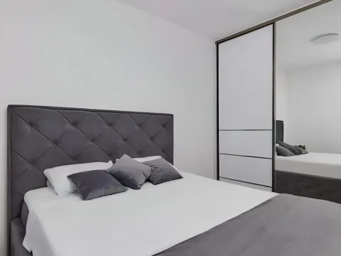 Prodaja, dvosoban stan, 74m², Dobrota, Kotor - image 4