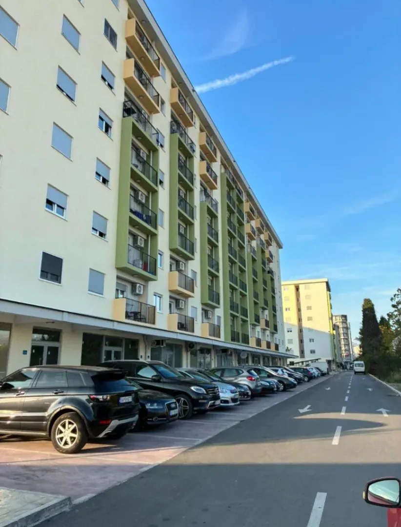 Izdavanje, jednosoban stan, 42m², Pobrežje, Podgorica