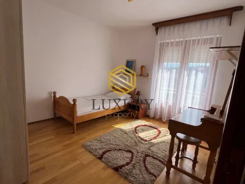 Izdavanje, kuća, 200m², Dalmatinska ulica, Podgorica - image 7