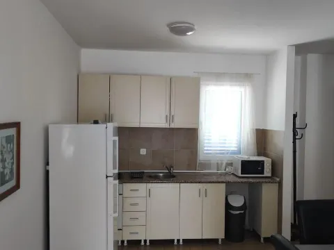 Izdavanje, dvosoban stan, 65m², Bečići, Budva - image 11