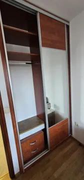 Ugradni plakar sa kliznim vratima i ogledalom. - image 2