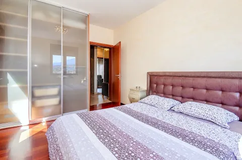 Spavaća soba sa bračnim krevetom, velikim ugradnim garderoberom i noćnim stočićem. - image 3