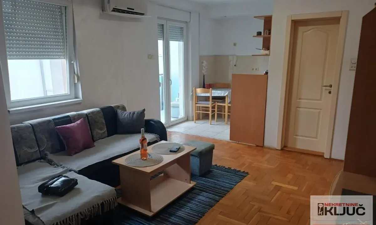 Izdavanje, dvosoban stan, 43m², Centar, Novi Sad