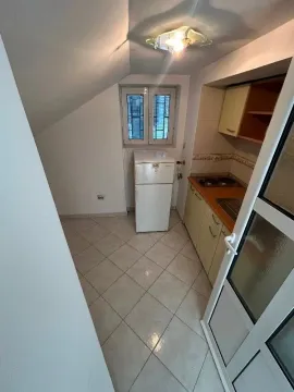 Manja kuhinja u potkrovlju sa osnovnim elementima i frižiderom. - image 6