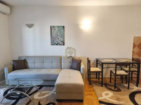 Dnevna soba sa ugaonom garniturom, stočićem i trpezarijskim delom. - image 2