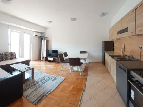 Izdavanje, dvosoban stan, 62m², Blok 9, Podgorica