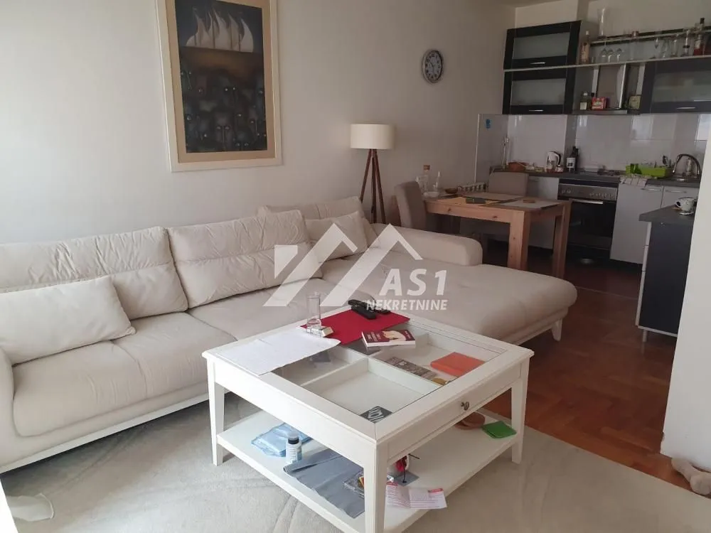 Izdavanje, trosoban stan, 60m², Centar, Novi Sad