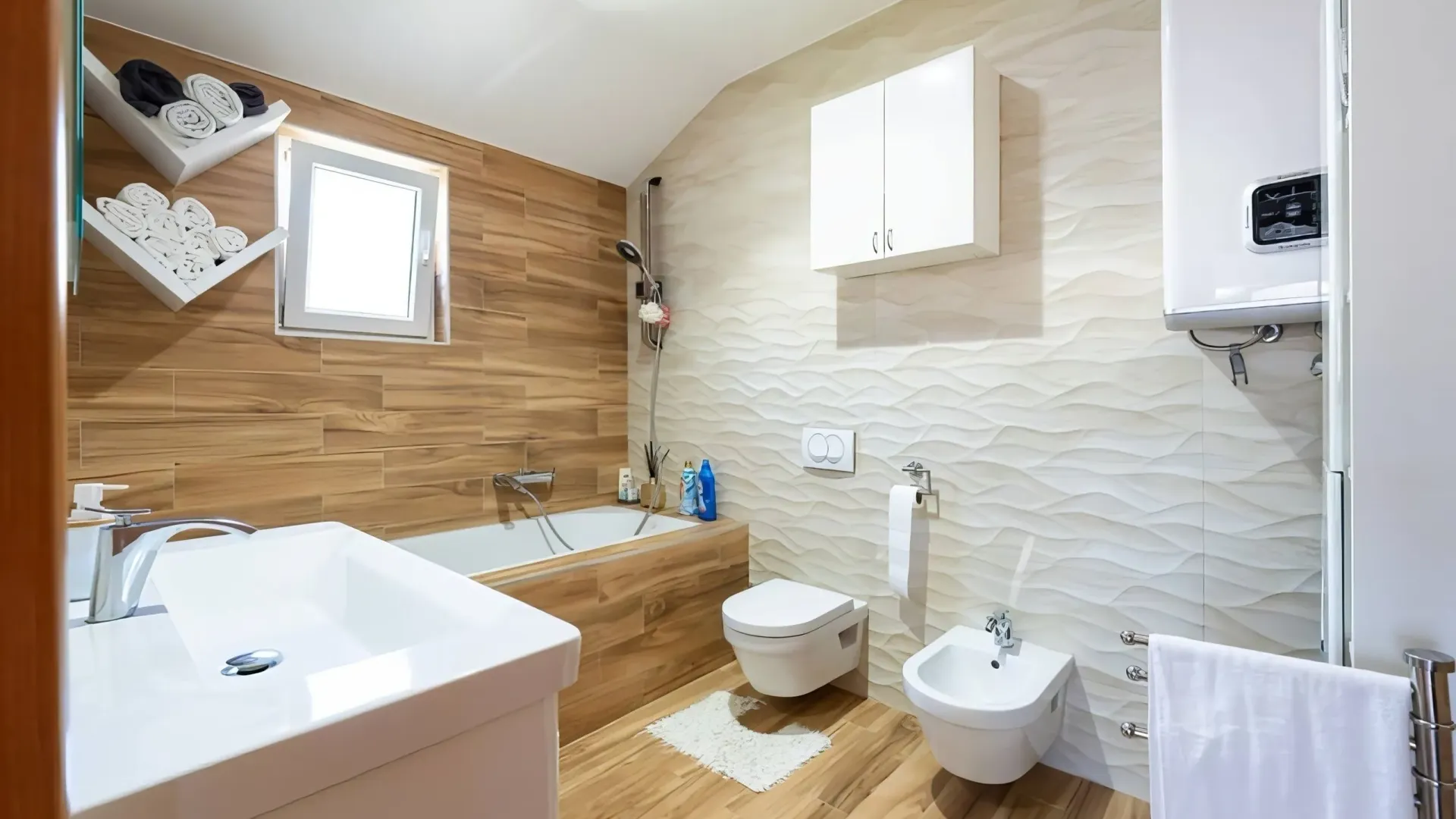 Izdavanje, trosoban stan, 130m², Kalimanj, Tivat