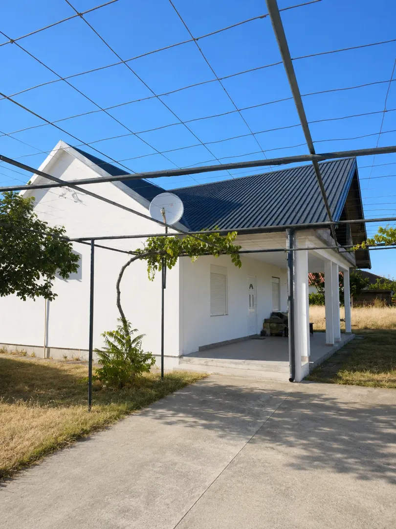 Izdavanje, kuća, 100m², Golubovci, Podgorica