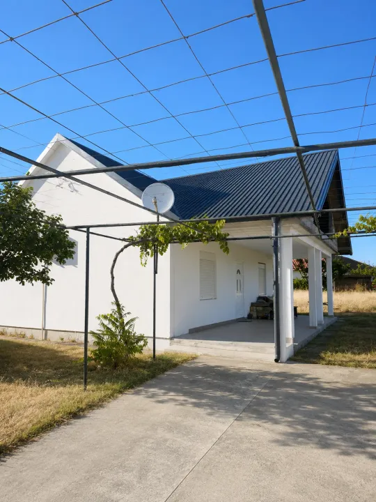 Izdavanje, kuća, 100m², Golubovci, Podgorica
