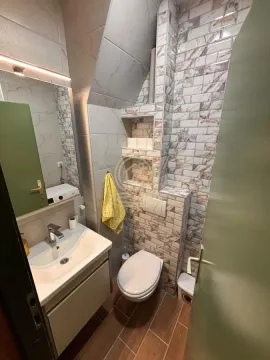 Manje kupatilo sa umivaonikom, WC šoljom i zidnim pločicama. - image 14