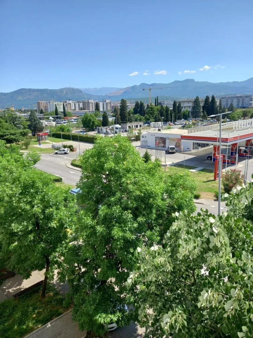 Pogled sa visine na gradsko naselje i okolne planine.